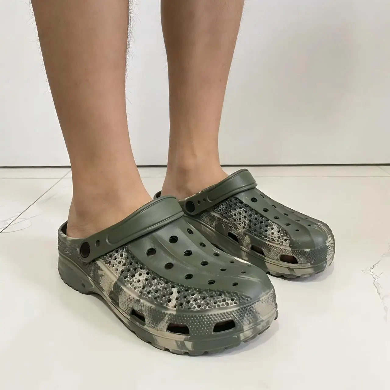 Men's High-End Color-Blocked Clogs, Soft-Soled Beach Shoes for Men and Women, Summer Non-Slip and Breathable