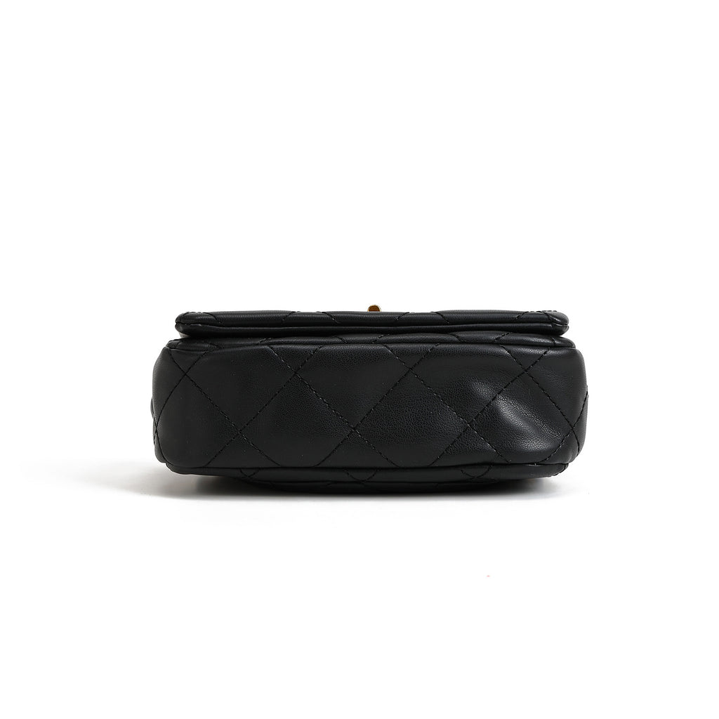 Trendy Mini Square Crossbody Bag With A Chain Shoulder Strap